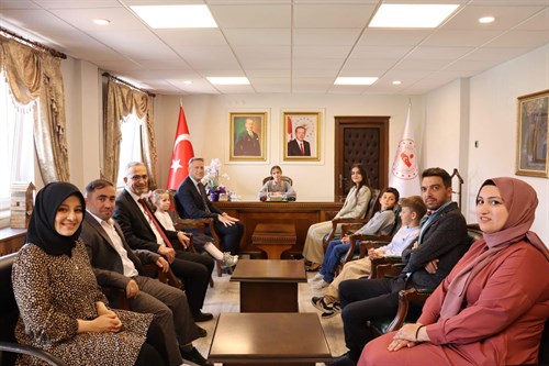 23 Nisan Ulusal Egemenlik ve Çocuk Bayramı Dolayısıyla Kaymakamımız Sayın Yıldız YILMAZ Makamını Temsili Olarak Ela ÇİNTİ' ye Devretti