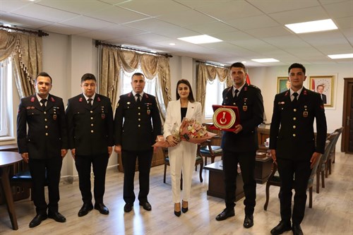 Kaymakamımız Sn. Yıldız YILMAZ Jandarma Genel Komutanlığının 186. Kuruluş Yıl Dönümünde İlçe Jandarma Komutanı ve Personellerini Makamında Kabul Etti